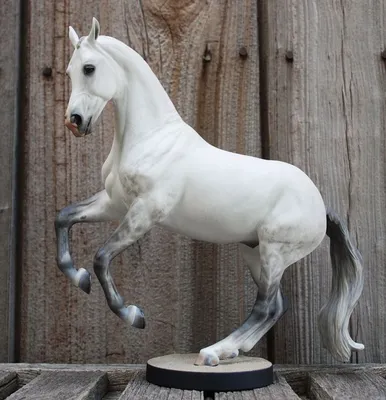 I don't know who the artist is, but this custom done on the Valegro mold is  gorgeous. | Лошади breyer, Лошадь скульптура, Скульптуры животных