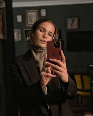 Лукерья Ильяшенко в Instagram: «12 pro снимает хуже, чем десятка. Куча  каких-то новых функций, и в темноте конечно чётче, но художест… | Mirror  selfie, Face, Selfie