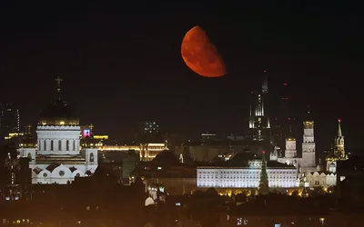 Над Москвой взошла красная луна: фото | РБК Life
