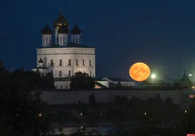 Восход «большой» Луны запечатлели над Псковским кремлем. ФОТО : Псковская  Лента Новостей / ПЛН