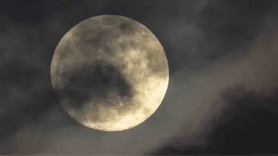Астрофотограф показал снимок Луны в чрезвычайно высоком разрешении |  Новини.live
