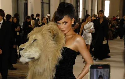 Кайли Дженнер пришла на показ в платье с головой льва - Срочные новости  Узбекистана: Repost.uz