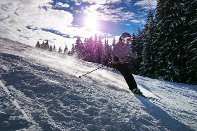 Девушка спускается на лыжах с горы - обои для рабочего стола, картинки, фото