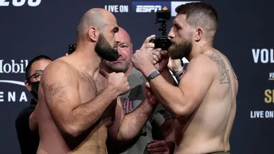 Скачать обои Момент вбрасывания UFC Шамиля Абдурахимова и Криса Даукауса | Обои.com
