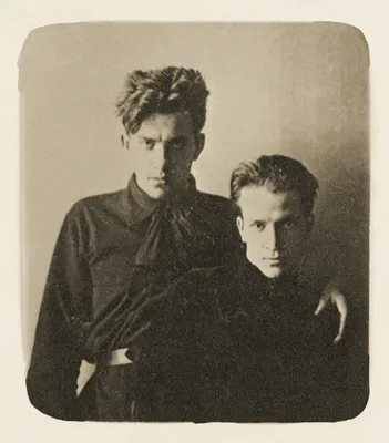 Файл:Владимир Маяковский и Леонид Кузьмин 1912 год (Vladimir Myakovsky and  Leonid Kuzmin 1912).jpg — Википедия