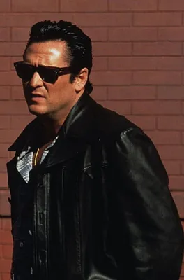 Скачать обои Майкл Мэдсен в черной куртке и солнцезащитных очках | Обои .com