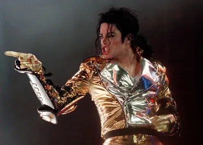 Фанаты обнаружили живого Майкла Джексона на видео со свадьбы его племянника