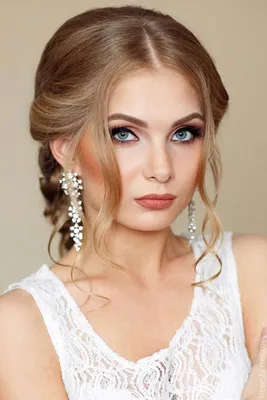 красивая женщина модель моды модель брюнетка яркая макияж, красивое  шелковое белое платье с кружевной свадебной церемонией Стоковое Изображение  - изображение насчитывающей привлекательностей, внимательность: 242116789