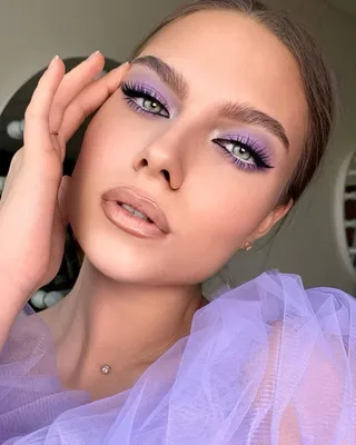 Правильный макияж к фиолетовому платью