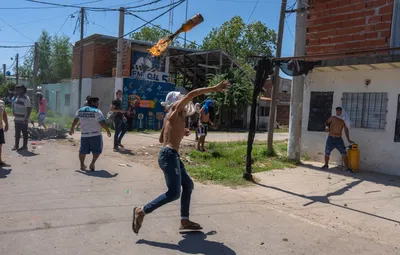 Беспорядки после смертельного выстрела в мальчика в Аргентине