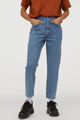 13 Flattering Mom Jeans Outfits and How to Wear Them