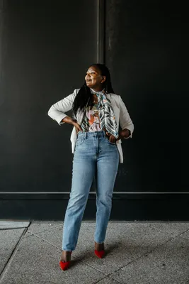 18 Stylish Ways to Wear Mom Jeans | Windsor