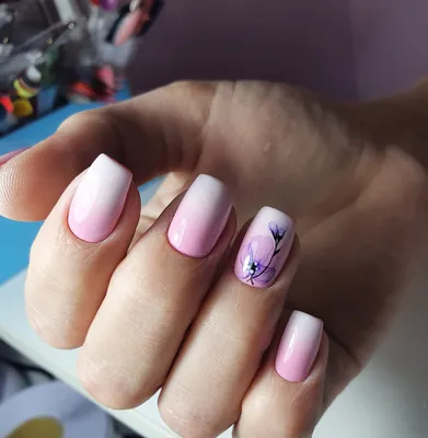 Маникюр с акварельным цветочным рисунком и градиентом в розовом цвете на  короткие ногти.