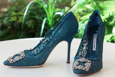 Серебристые туфли лодочки Manolo Blahnik (Маноло Бланик) glitter с  блестящей детализацией и стразами