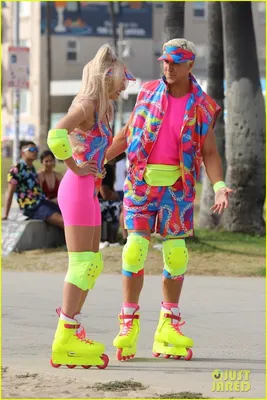 Фото: счастливые Райан Гослинг и Марго Робби в ярких нарядах со съёмок  фильма «Барби» - Чемпионат