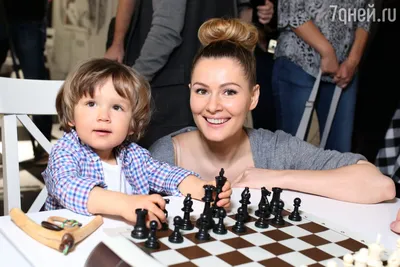 Трехлетняя дочка Левкина обыграла папу в шахматы - 7Дней.ру