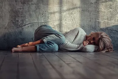 Обои на рабочий стол Девушка Мария в свитере и джинсах лежит на полу,  фотограф Liliya Nazarova, обои для рабочего стола, скачать обои, обои  бесплатно