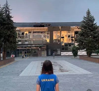 Новости Мариуполя – девушка вышла на улицу в футболке с надписью Ukraine –  фото