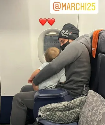 Поцелуи и нежные объятия: Марк Богатырев умилил Сеть фото с женой и сыном