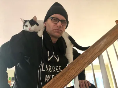 Марк Пеллегрино о X: «Итак... мой котенок Коди — оппортунист. Я на мгновение останавливаюсь на лестнице, чтобы поговорить с женой, и он забирается на мое тело, садится там, где