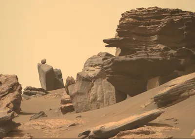 На очередном фото с Марса обнаружились «змеиная голова» и балансирующий  камень