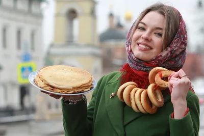 Улыбающаяся девушка с блинами и баранками на Масленицу - обои для рабочего  стола, картинки, фото