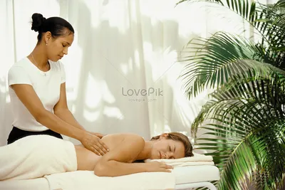 Женщина делает массаж спины изображение_Фото номер 501494725_JPG Формат  изображения_ru.lovepik.com