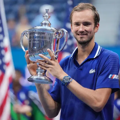 https://www.sovsport.ru/tennis/articles/medvedev-zavoeval-dolgozhdanniy-titul-v-avstralii-no-za-pobedu-prishlos-izvinyatsya