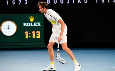 https://www.sovsport.ru/tennis/articles/medvedev-v-isterike-slomal-raketku-na-australian-open-prichina-maksimalno-neozhidannaya