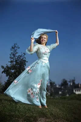 Мэрилин монро в голубом платье (77 фото)