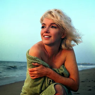Божественная сексуальность: Мэрилин Монро в зеленом полотенце на пляже  Санта-Моника в 1962 году