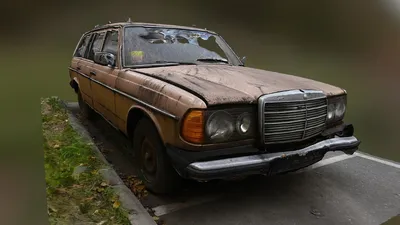 Mercedes-Benz W123 Parked on the Street · Free Stock Photo