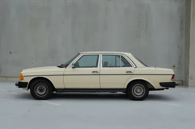 Mercedes w123 on Craiyon