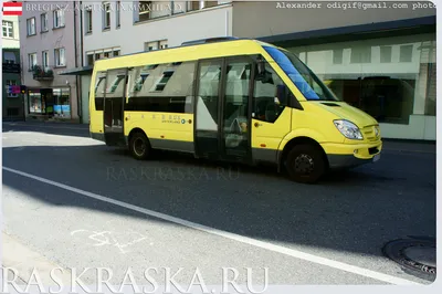 Городской автобус Мерседес Бенц Спринтер в Брегенце. Транспорт на земле  Форальберг в Австрии. Mercedes Benz Sprinter city bus. Брегенц, Австрия.
