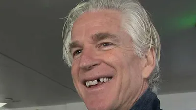 Мэттью Модайн потерял зуб, катаясь на скейтборде во время использования мобильного телефона