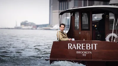 На борту старинной лодки Мэтью Риз показывает жителям Нью-Йорка их город с воды | Конде Наст Путешественник