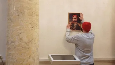 Блогер публично извинился за экспозицию своего портрета в Эрмитаже