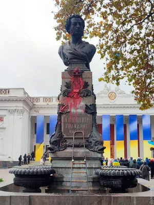 В Одессе облили краской главный памятник Пушкину (обновлено, фото) | Новости  Одессы