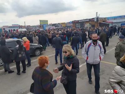 Сотни торговцев с закрытых под Ростовом рынков, где 27 апреля провели рейд  тысячи сотрудников полиции, ФСБ и Росгвардии, вышли на митинг - 28 апреля  2021 - 161.ru