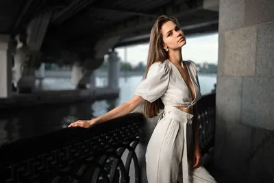 Обои на рабочий стол Модель Кристина в белом топе и в брюках стоит у  ограждения под мостом на набережной Москва реки, обои для рабочего стола,  скачать обои, обои бесплатно