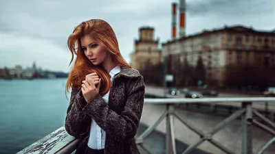Обои на рабочий стол Модель Антонина Брагина позирует, стоя у ограждения на  размытом фоне Москва-реки и городских зданий. Фотограф Георгий Чернядьев,  обои для рабочего стола, скачать обои, обои бесплатно