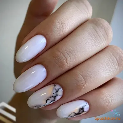 Модный мраморный дизайн ногтей 2022 года в бело молочном цвете