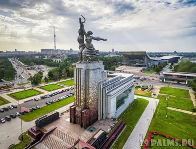 Черно-белый памятник победы в москве фоне hd | Премиум Фото