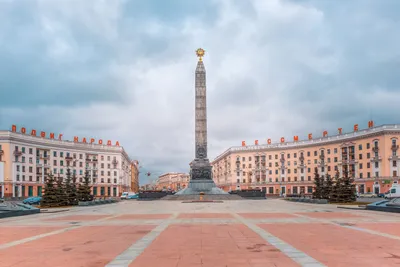 Вертикальный черно-белый памятник победы фон hd | Премиум Фото