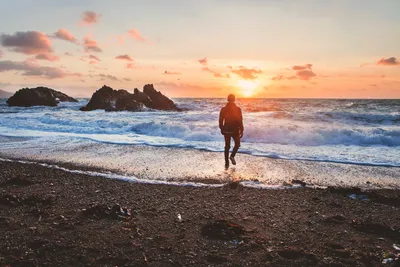 Одинокий человек на берегу моря - 35 фото