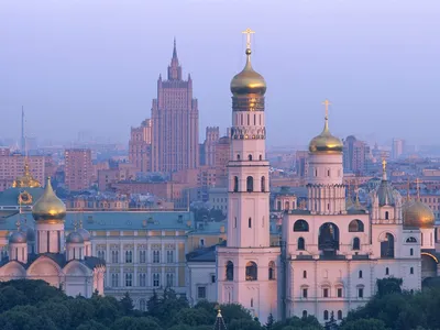 обои : Городской пейзаж, Москва, здание, Туризм и отдых, Горизонт,  небоскреб, вечер, Башня, Церковь, кафедральный собор, Мегаполис, дворец,  шпиль, замок, Центр города, Рассвет, Базилика, Площадь, Ориентир, фасад,  городской район, Туристическая ...