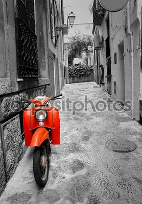 Фотообои «Улица Средиземноморья с старый ретро красный скутер на Майорке»