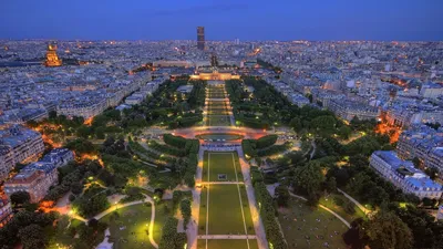 Ночной Париж с высоты птичьего полёта - обои на телефон