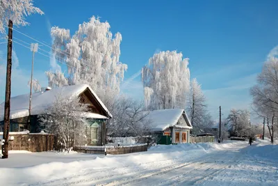 Старые дома избы в снегу в городе Россия - обои на рабочий стол