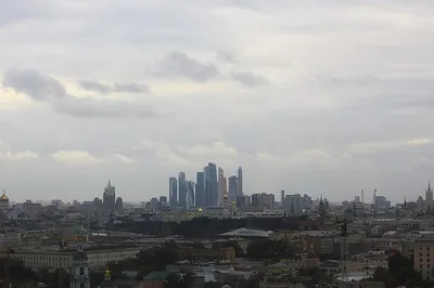 Москва мрачный вид на город сверху, вид на город дым экология | Премиум Фото